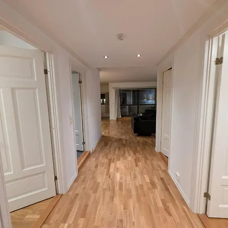 Apartment Lys Og Romslig 3-roms Innglasset Balkong *