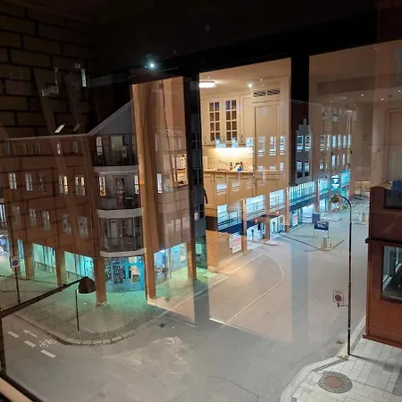 Lys Og Romslig 3-roms Innglasset Balkong Lejlighed