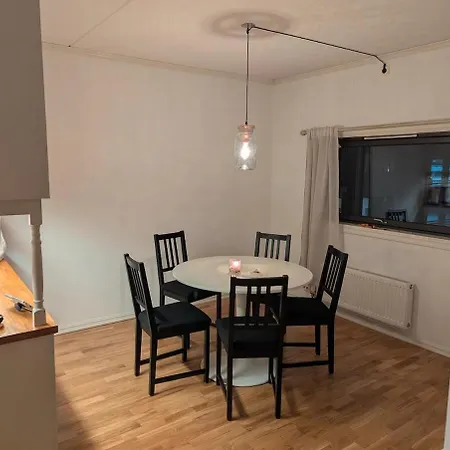 Lys Og Romslig 3-roms Innglasset Balkong *